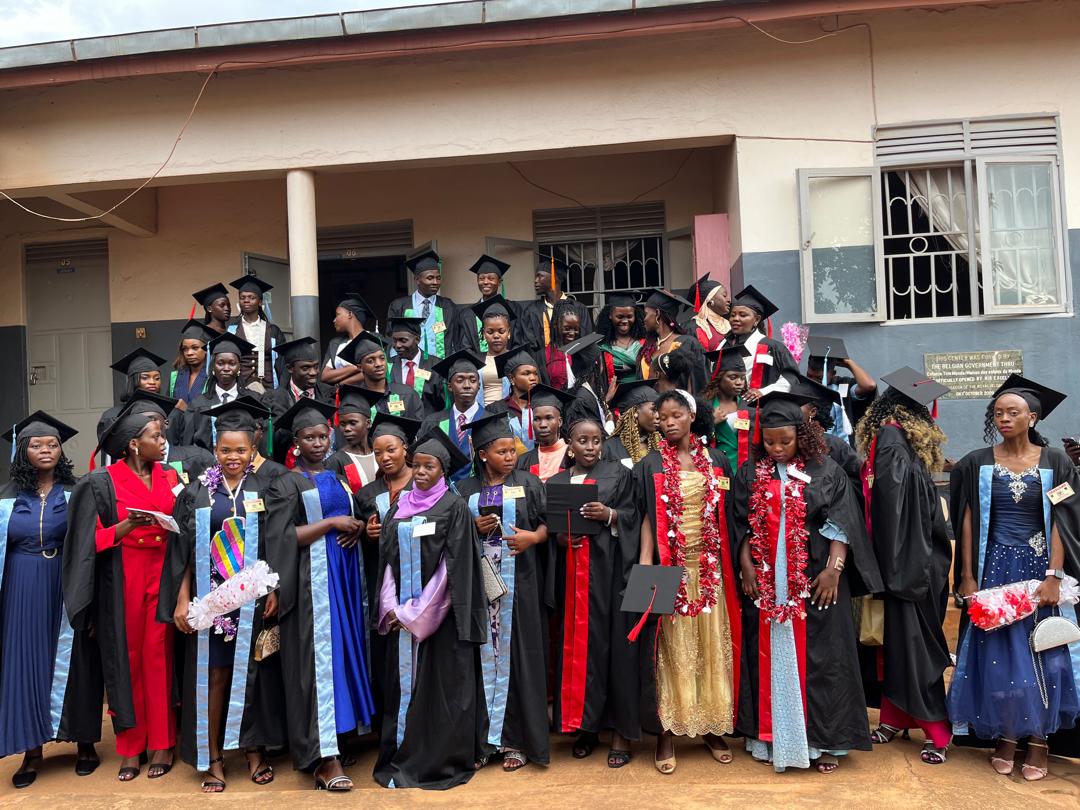 Groep afgestudeerden in toga bij de diploma-uitreiking in Uganda